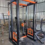 Jaula con crossover y dominadas